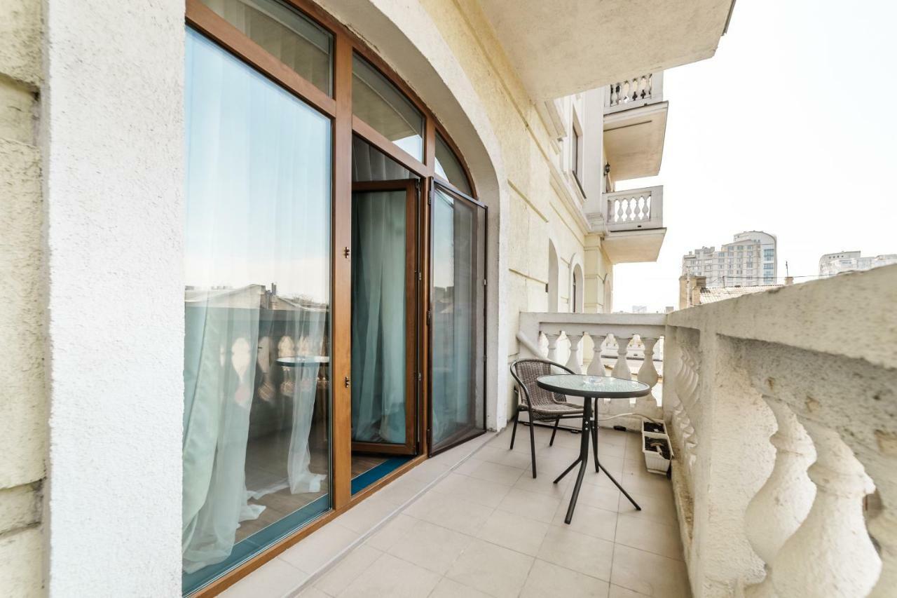 Stylish Apartment With A Balcony Overlooking The Park Одеса Екстер'єр фото